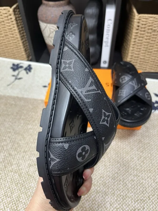 P270🏆Louis Vuitton 🏆[Louis Vuitton] Spring/Summer 2025 [Men's Flip Flops] 🎯🎯As an active family in the fashion industry ⭐ Lv is characterized by bold innovation ⚡Create this casual business style for Chinese fashionable men ✨The fabric is made of imported high-grade cowhide 🔥 Clean and neat ⚡Fashionable and elegant🌹Breathable, sweat-absorbent and deodorant👈So luxurious, high-end and domineering. 👍Must be sold if you repost the picture. Number of yards: 38--46. Color: 🎉 For large quantities. Welcome to repost.